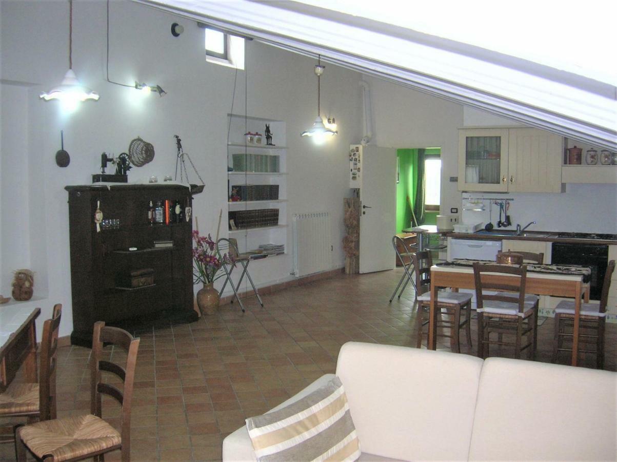 Ferienwohnung Mansarda Viti - Sguardo Su Frontone - Exterior foto