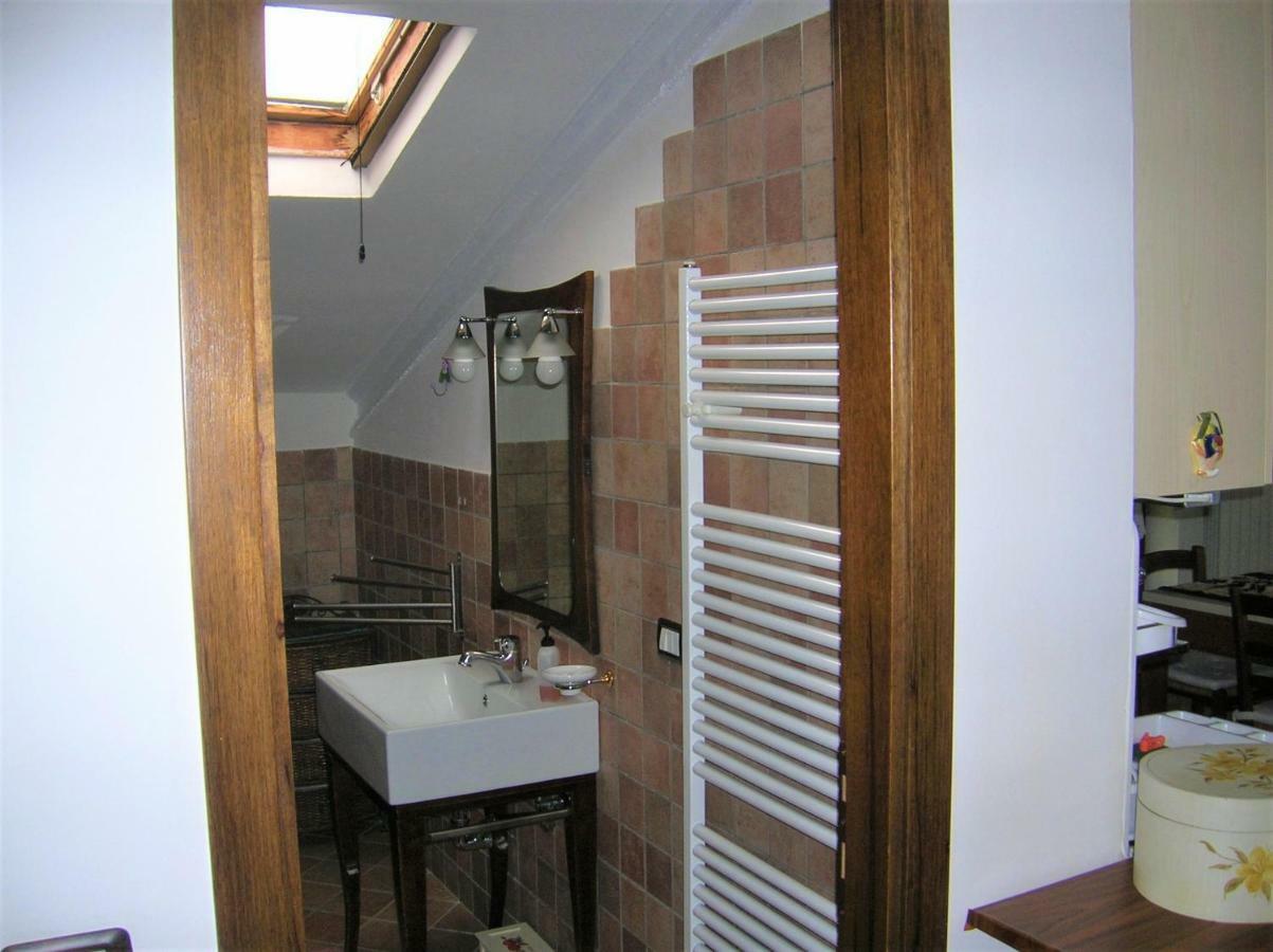 Ferienwohnung Mansarda Viti - Sguardo Su Frontone - Exterior foto
